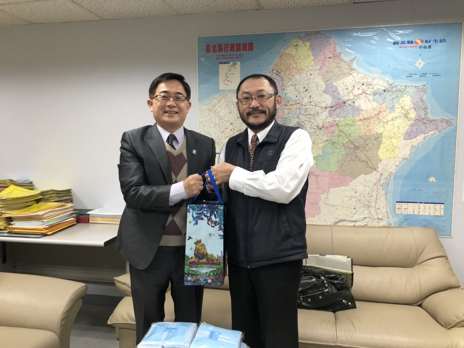 The first frontline of mask shortage! Anti-epidemic battle!  Yang Lien-Chih of NOVAX Chairman cares the health of passenger transport drivers and delivers masks for the passenger transport industry in person.