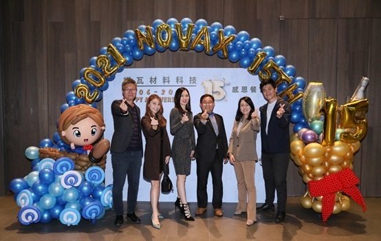 諾瓦公司董事長與業務團隊成員於會場合影。 諾瓦材料科技／提供